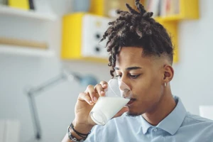 Uống sữa tươi hay sữa tiệt trùng, loại nào tốt hơn cho sức khỏe?