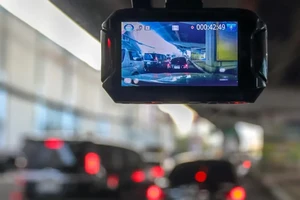 Có nên lắp camera hành trình trên ô tô hay không?