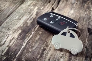 Cách khởi động xe ô tô nếu pin chìa khóa hết điện