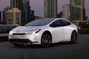 Toyota có thể sẽ chỉ sản xuất ô tô hybrid và loại bỏ các loại động cơ đốt