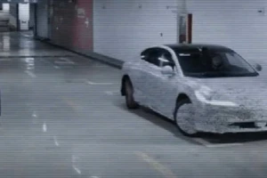 Khám phá mẫu xe điện có thể trượt ngang vào chỗ đỗ xe