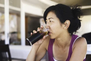 Chuyện gì xảy ra với cơ thể khi bạn uống nước ngọt ăn kiêng?