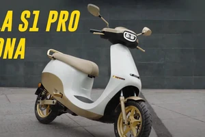 Chiêm ngưỡng xe tay ga điện dát vàng 24K