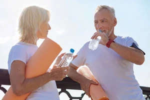 9 sai lầm về việc bù nước đang 'hủy hoại' cơ thể bạn sau 50 tuổi