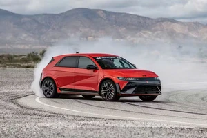 Top 7 ô tô điện vận hành ‘bốc’ hơn cả xe xăng