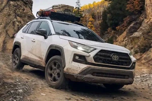 Vụ nổ kinh hoàng khiến hãng ngừng trệ sản xuất xe Toyota RAV4