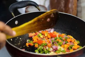 Chuyên gia 'mách nước' cách nấu ăn an toàn với chảo chống dính.