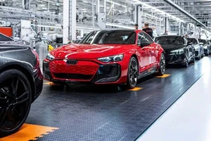 Nhiều nhà sản xuất ô tô phải tạm dừng giao hàng tại Mỹ