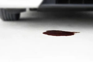 9 lý do khiến xe ô tô của bạn bị rò rỉ dầu