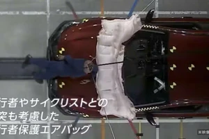 Subaru Forester 2026 trang bị túi khí bên ngoài bảo vệ người đi xe đạp