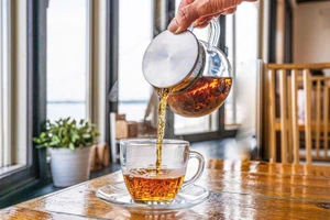 Công dụng bất ngờ của trà trong những ngày nắng nóng