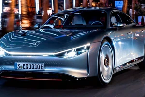 Mercedes-Benz hé lộ công nghệ sơn năng lượng mặt trời và phanh vĩnh cửu