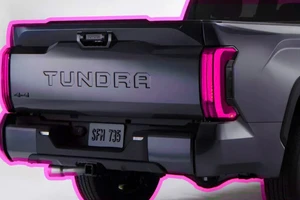 Toyota triệu hồi hơn 400.000 xe bán tải bị lỗi đèn lùi