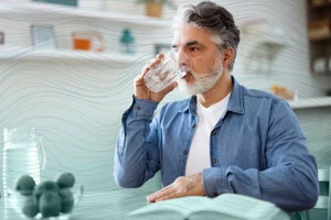 Uống đủ nước giúp giảm 25% nguy cơ đột quỵ 