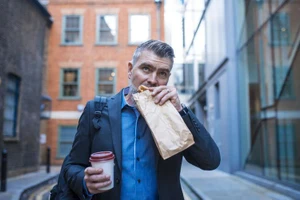 Ăn quá nhanh: Mối nguy cho sức khỏe không ngờ