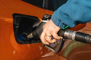 7 cách tiết kiệm nhiên liệu, ngay cả với xe ‘ngốn xăng’