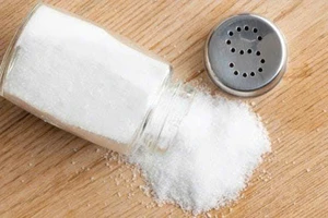 Vì sao bạn không nên bảo quản muối trong hộp thép?