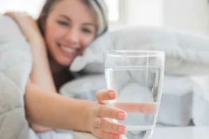 Uống quá nhiều nước trước khi ngủ: Thói quen sai lầm phá hoại sức khỏe tổng thể