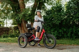 Xuất hiện xe ba bánh điện gấp gọn thông minh hỗ trợ người cao tuổi