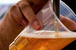 Uống bia mỗi ngày, chuyện gì xảy ra với sức khoẻ?