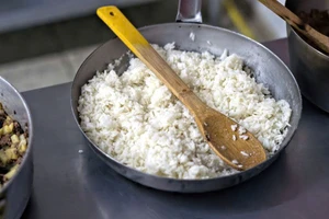 Muốn ăn cơm nguội không lo đau bụng, nắm vững quy tắc làm nguội và cất trữ này