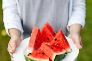 10 thực phẩm và đồ uống cấp nước giúp bảo vệ sức khỏe tim mạch