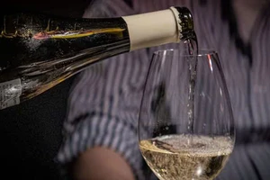 Uống nhiều rượu bia khiến xuất huyết não xảy ra sớm hơn 11 tuổi, xuất huyết nặng hơn 70%