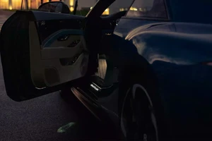 Choáng với cửa xe Bentley biết ‘nhảy múa’ theo yêu cầu của đại gia