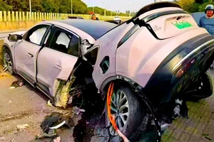 Xe điện gãy đôi sau tai nạn, pin vẫn an toàn