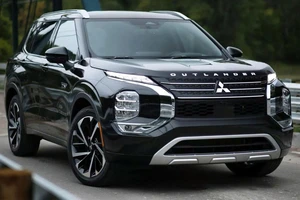 Mitsubishi 'hụt hơi', Toyota Corolla Cross lập kỳ tích doanh số