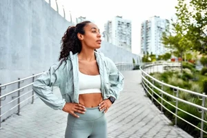 Cách xây dựng cơ bụng săn chắc với 7 bài tập đứng đơn giản