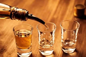 Thực hư việc uống rượu có thể tiêu diệt vi khuẩn gây ngộ độc