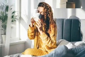 Uống cà phê buổi sáng sai cách có thể gây hại cho xương khớp