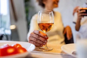 Vì sao uống rượu có thể khiến đường huyết của bạn tăng giảm bất thường?