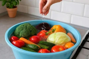 Rửa rau bằng nước muối: Sai lầm nhiều người mắc khiến rau thêm bẩn