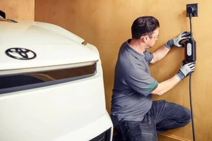 Toyota rút ngắn thời gian lắp bộ sạc xe điện tại nhà xuống còn 48 giờ