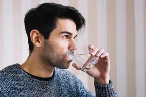 Cách uống nước giúp giảm cân hiệu quả và an toàn theo tư vấn bác sĩ