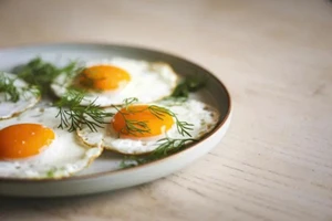 Ăn trứng mỗi ngày có làm tăng cholesterol và gây hại tim mạch không?