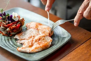 Vì sao nhu cầu protein tăng lên khi con người già đi?