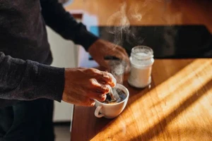 Chuyện gì thực sự xảy ra với bộ não khi bạn uống cà phê vào mỗi buổi sáng?