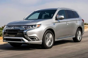 Mitsubishi triệu hồi 108.000 xe Outlander do lỗi cửa sau