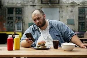 Vừa ăn vừa lướt điện thoại và những thói quen tàn phá đường ruột ít ai ngờ