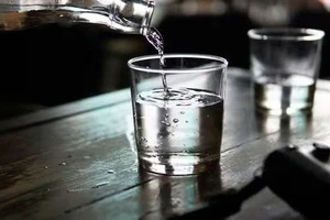 Uống nước trong bữa ăn thế nào để không hại dạ dày?