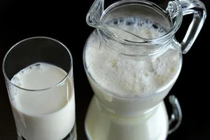 Có nên uống sữa ấm trước khi đi ngủ để ngủ ngon hơn?