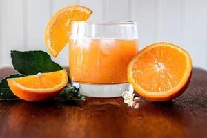 Có nên uống nước cam vào buổi sáng khi bụng đói?