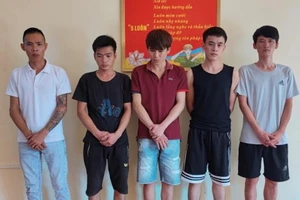 Nhóm thanh niên thủ ‘hàng nóng’ bay lắc trong quán karaoke