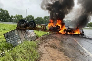 Xe đầu kéo bốc cháy trên cao tốc Hà Nội - Hải Phòng