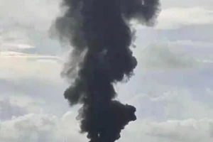 Móng Cái: Xuồng chở dầu bốc cháy dữ dội trên biển