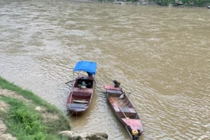 Lật thuyền trên sông Chảy khiến 5 người bị cuốn trôi