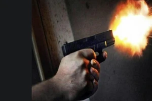 1 phụ nữ bị trúng đạn tử vong trong lúc đang làm vườn